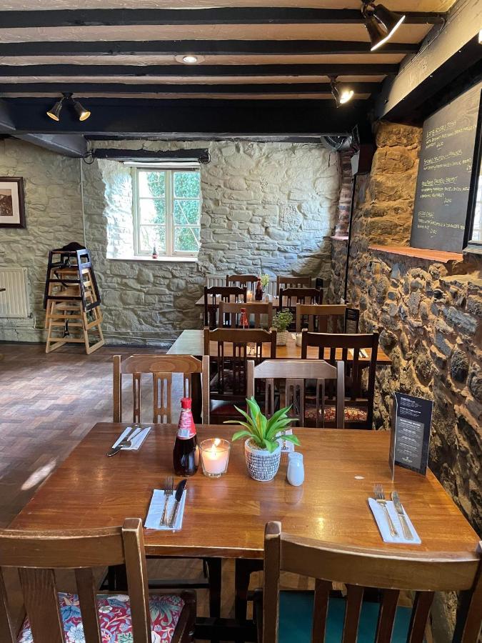 The Fountain Inn & Riverside Restaurant Okehampton Bagian luar foto